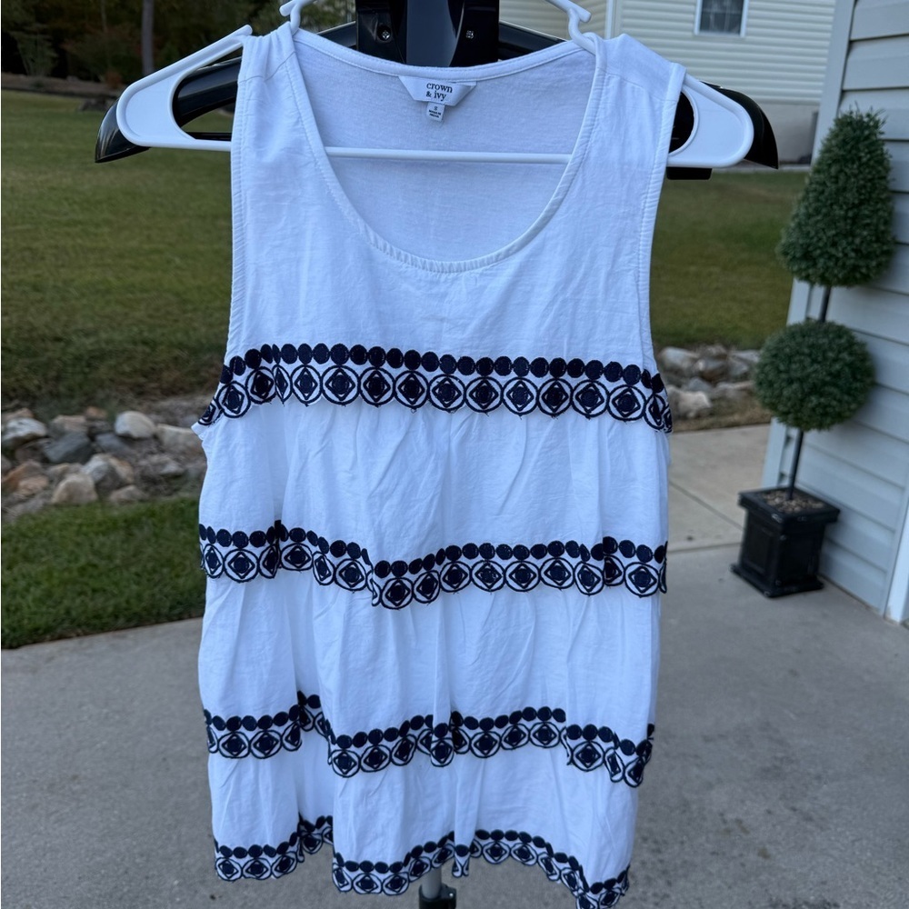Crown and Ivy Top Women's Medium White Blue Embroidery